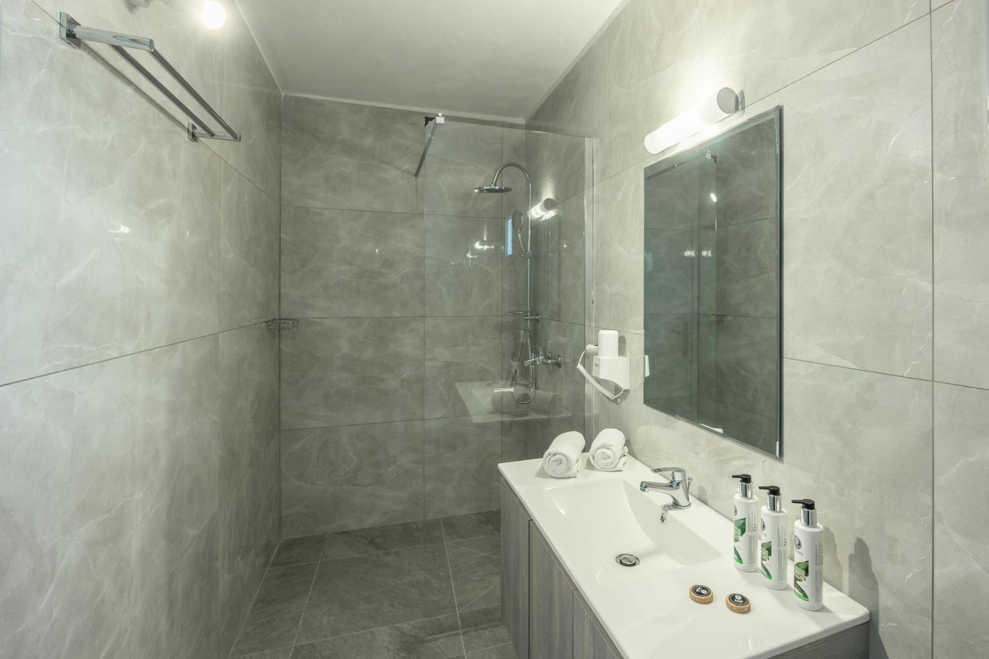 Thermes Luxury Villas And Spa (Adults Only) Megalochori  Bagian luar foto